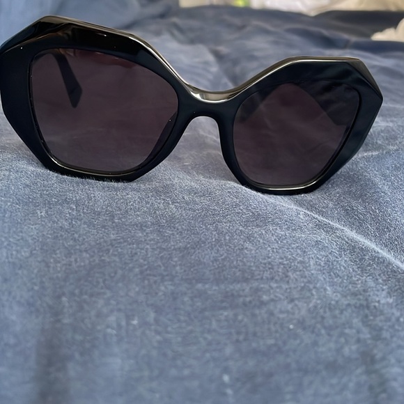 Prada sunglasses - Picture 4 of 6
